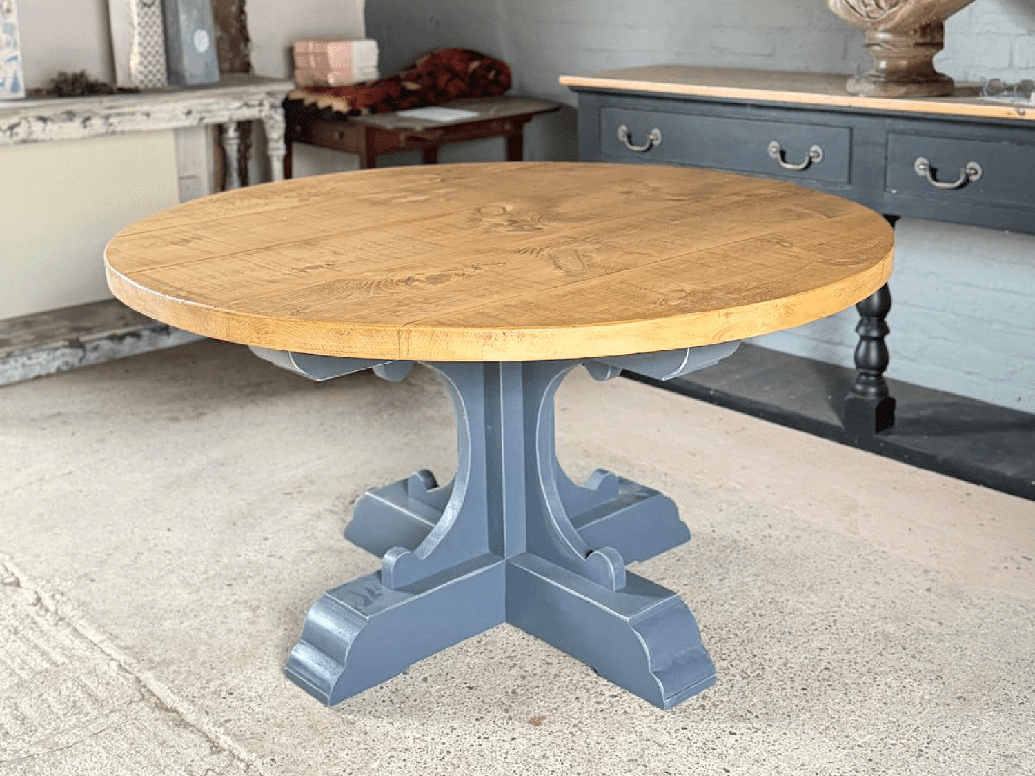 Round Castle Table